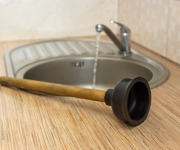 Sauberer Abfluss am Waschbecken – Wartung & Vorbeugung