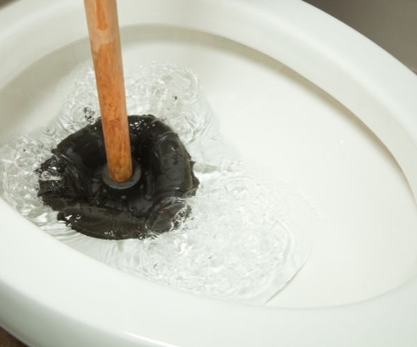 Pümpel in der Toilette – verstopfte Toilette frei machen