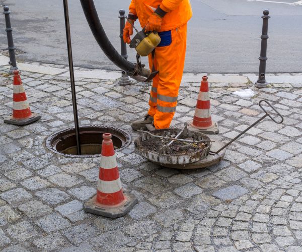 Reinigung eines Kanalschachts mit Hochdruck – Kanalreinigung